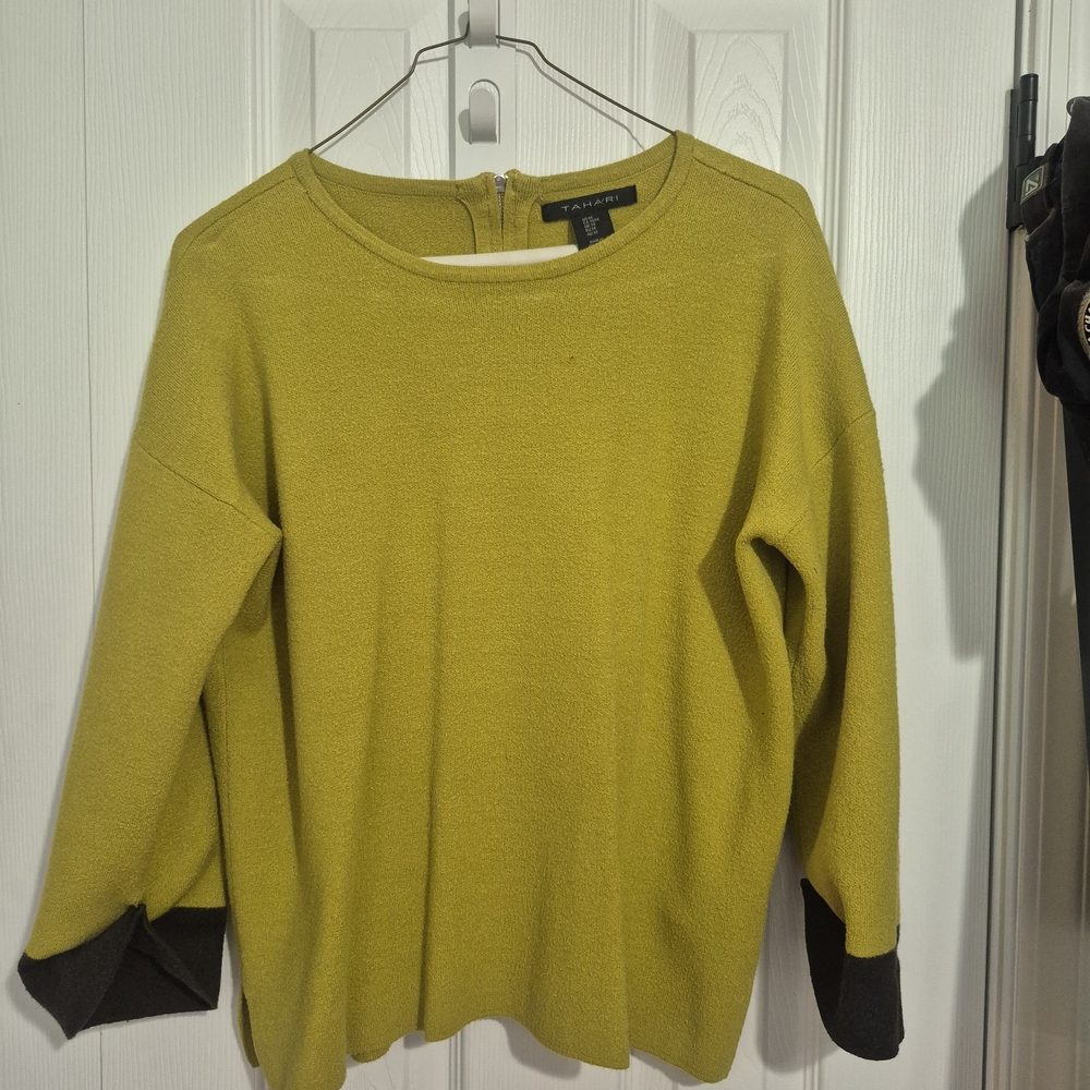 Tahari Yellowish Green Crew Neck Sweater with Modern Color-Blocking